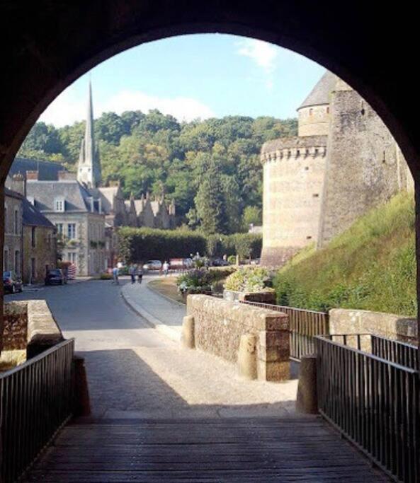 House At The Foot Of The Castle Of Fougeres Villa Екстериор снимка