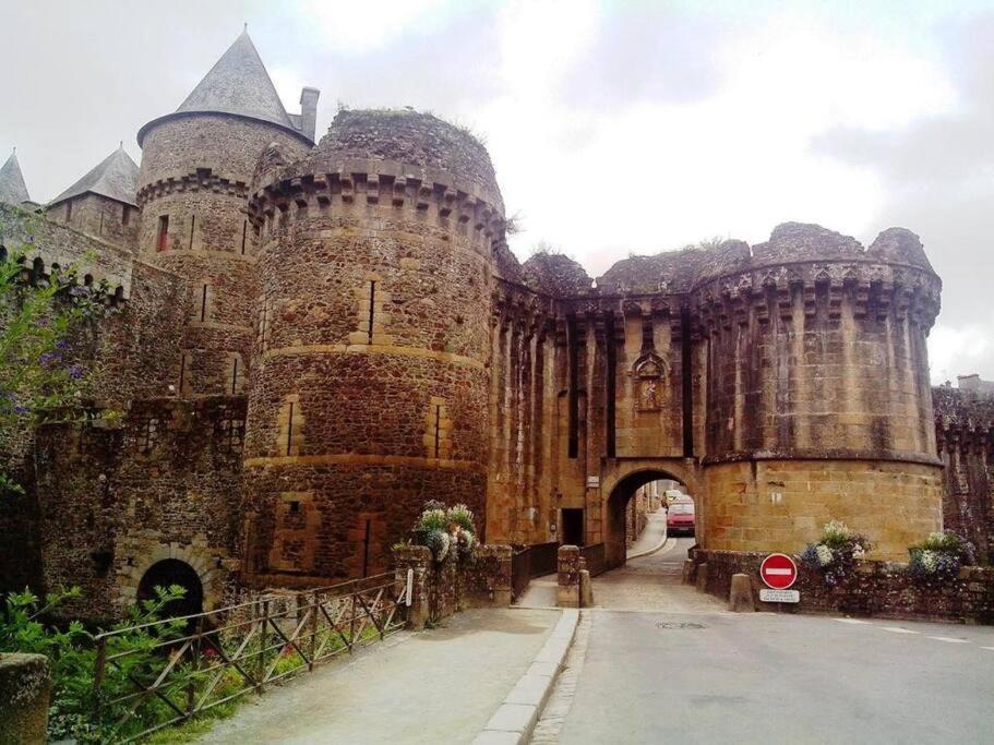 House At The Foot Of The Castle Of Fougeres Villa Екстериор снимка